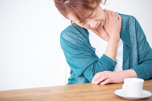 肩こりに悩む女性