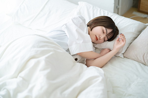 睡眠をとる女性