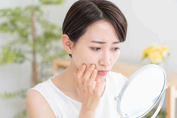 顔のたるみ、しみ、しわを気にする女性