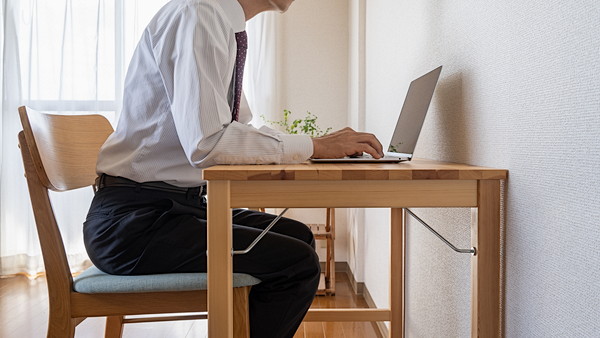 デスクワークを長時間する男性