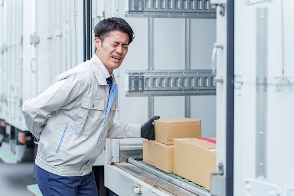 重たいものを持ち上げて腰を痛めた男性